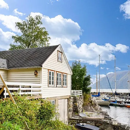 2 Bedroom Beach Front Home In Vallavik Ferienhaus